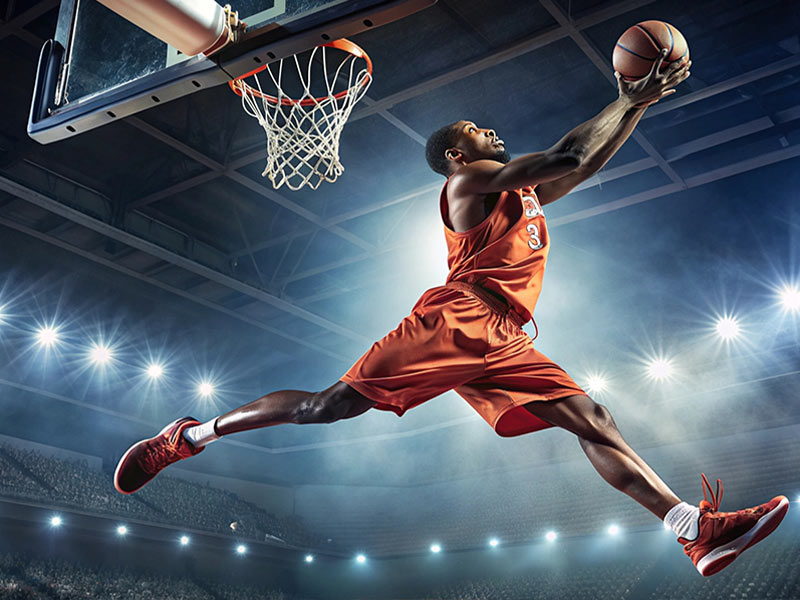 活久见！一名NCAA球员带着特殊的皮质面罩进行比赛